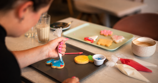 La décoration de biscuits : une activité créative pour adultes à Montréal | Café La Chouette